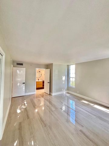 545 Oaks Lane 201, Pompano Beach, FL 33069