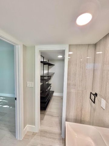 545 Oaks Lane 201, Pompano Beach, FL 33069