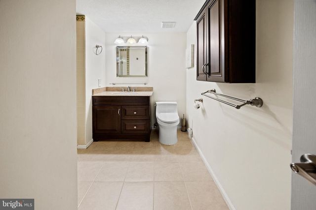 20 RALEIGH DR, Mount Laurel, NJ 08054