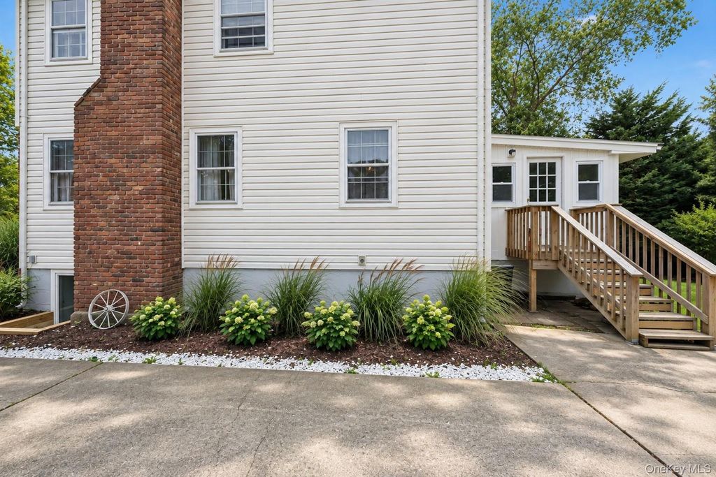 10 Grace Court, Islip, NY 11751 — photo 4