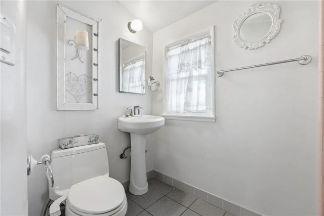 22654 Collins Street, Woodland Hills, CA 91367