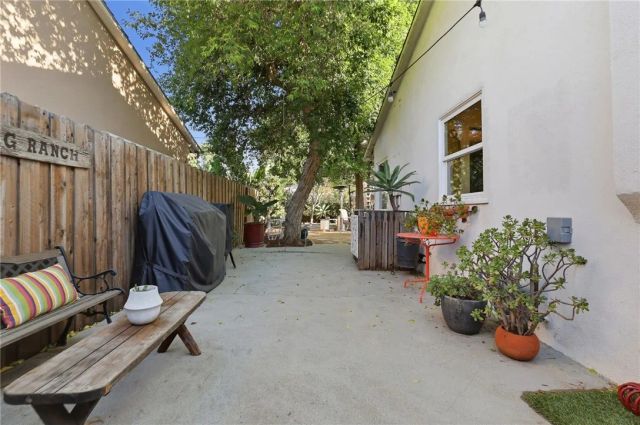 22654 Collins Street, Woodland Hills, CA 91367