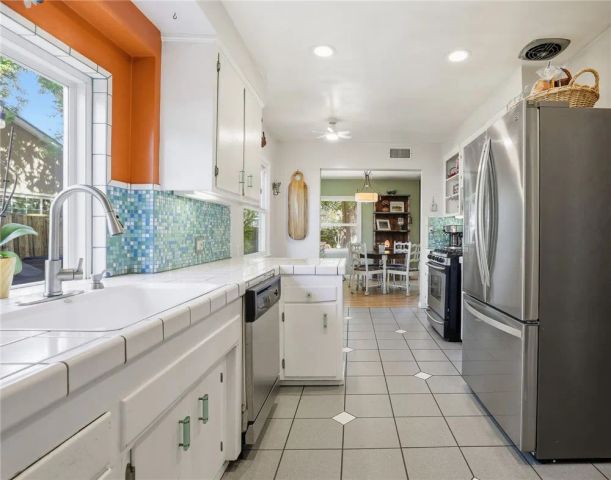22654 Collins Street, Woodland Hills, CA 91367