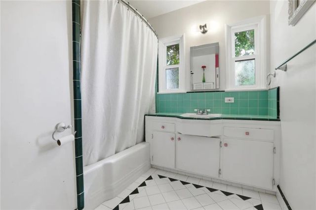 22654 Collins Street, Woodland Hills, CA 91367