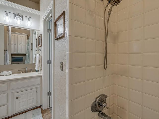 5917 Laquinta Drive, Edmond, OK 73025