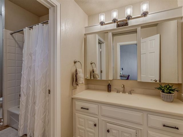 5917 Laquinta Drive, Edmond, OK 73025
