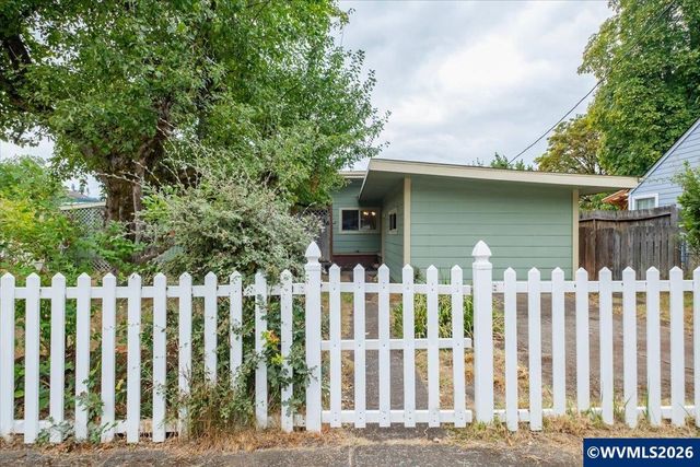 236 S 17th St, Philomath, OR 97370