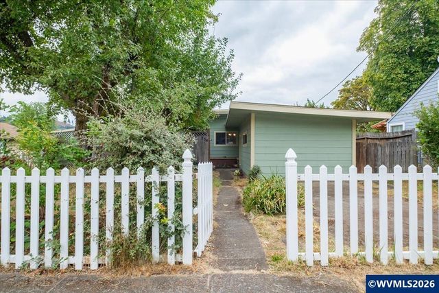 236 S 17th St, Philomath, OR 97370