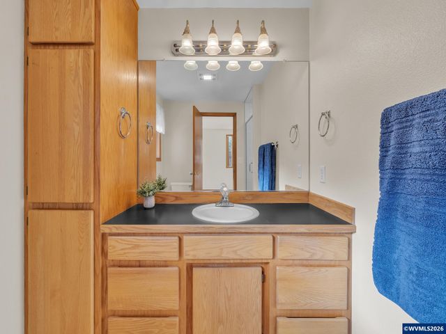 1160 SW Goucher St, Mcminnville, OR 97128