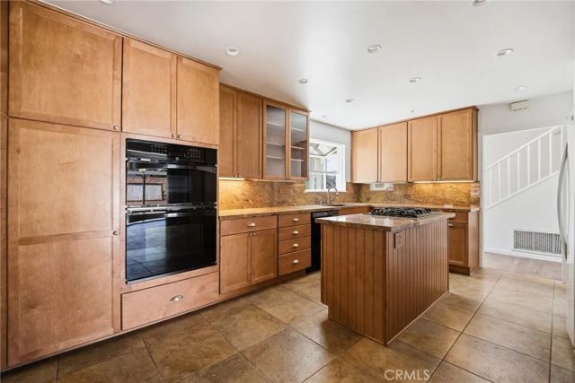 6525 Lubao Avenue, Woodland Hills, CA 91367