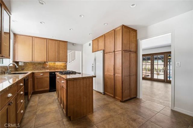 6525 Lubao Avenue, Woodland Hills, CA 91367