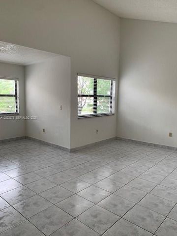 10231 W Fontainebleau Blvd 202, Miami, FL 33172