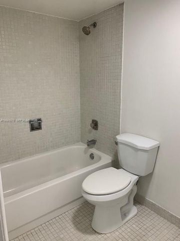 10231 W Fontainebleau Blvd 202, Miami, FL 33172