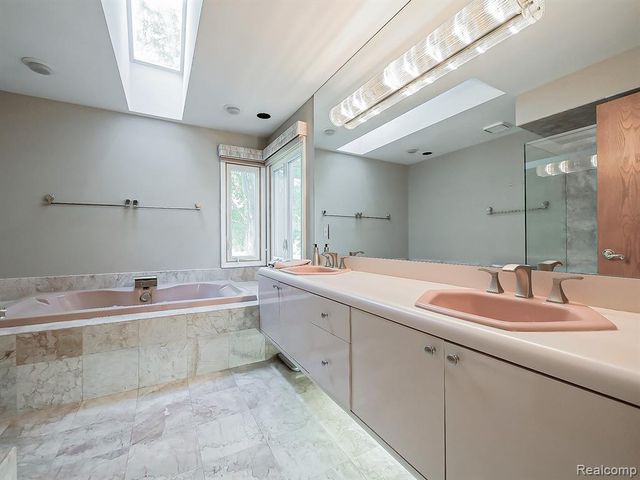 27950 Copper Creek Lane, Farmington Hills, MI 48331