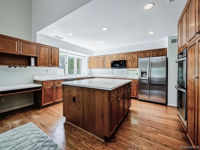 27950 Copper Creek Lane, Farmington Hills, MI 48331