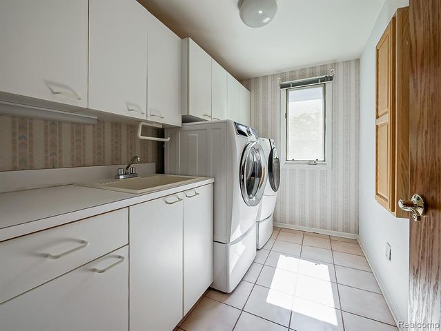 27950 Copper Creek Lane, Farmington Hills, MI 48331