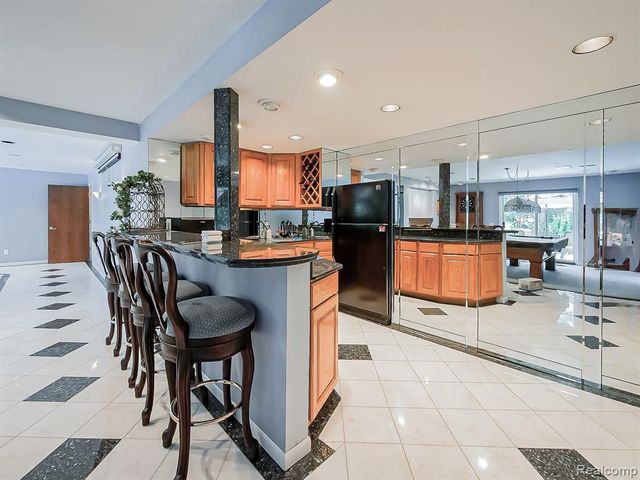 27950 Copper Creek Lane, Farmington Hills, MI 48331