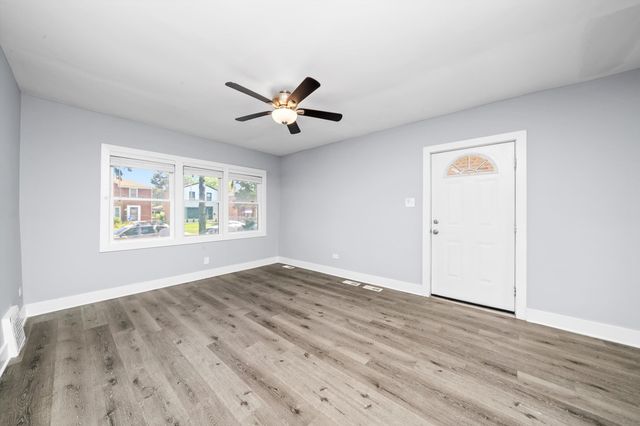 9132 S Saginaw Avenue, Chicago, IL 60617