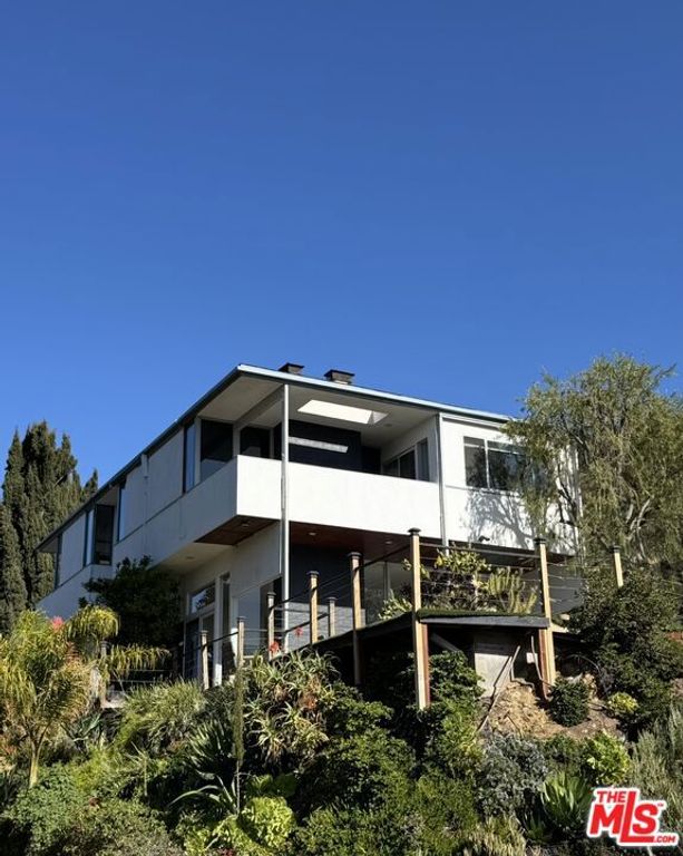 10225 Scenario Lane, Los Angeles, CA 90077