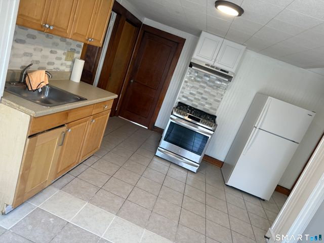 142 Montauk Avenue 3rd Floor, New London, CT 06320