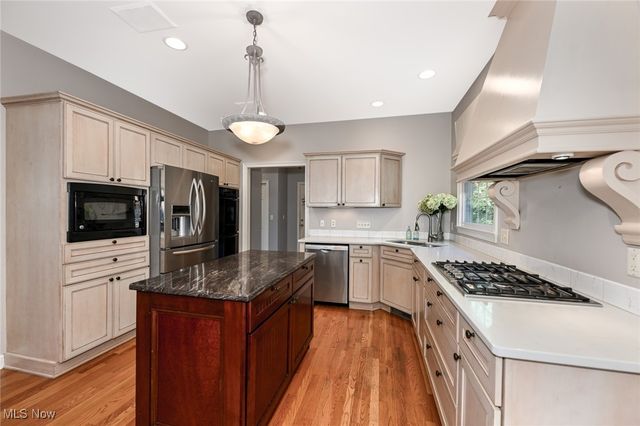 990 Whisperwood Lane, Aurora, OH 44202