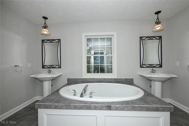 990 Whisperwood Lane, Aurora, OH 44202