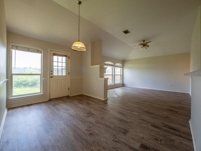 1727 Rosenborough LN, Round Rock, TX 78665