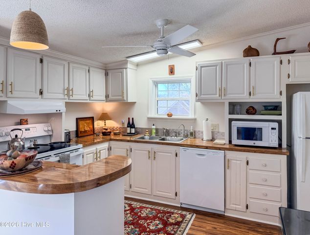1676 Kings Landing Road, Hampstead, NC 28443