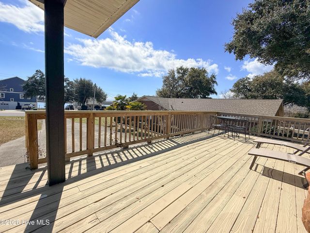 1676 Kings Landing Road, Hampstead, NC 28443