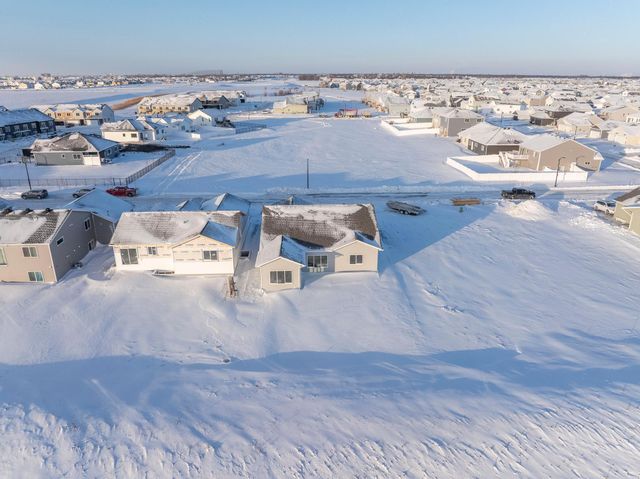 2952 74th Avenue S, Fargo, ND 58104