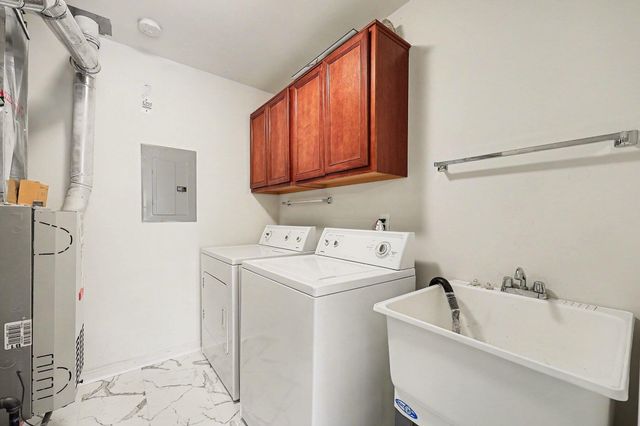 107 Commons Circle, Saline City, MI 48176
