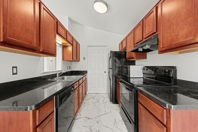 107 Commons Circle, Saline City, MI 48176