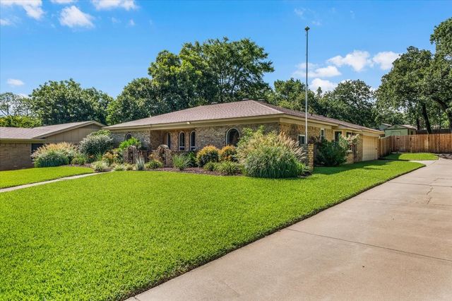828 Spring Brook Drive, Bedford, TX 76021
