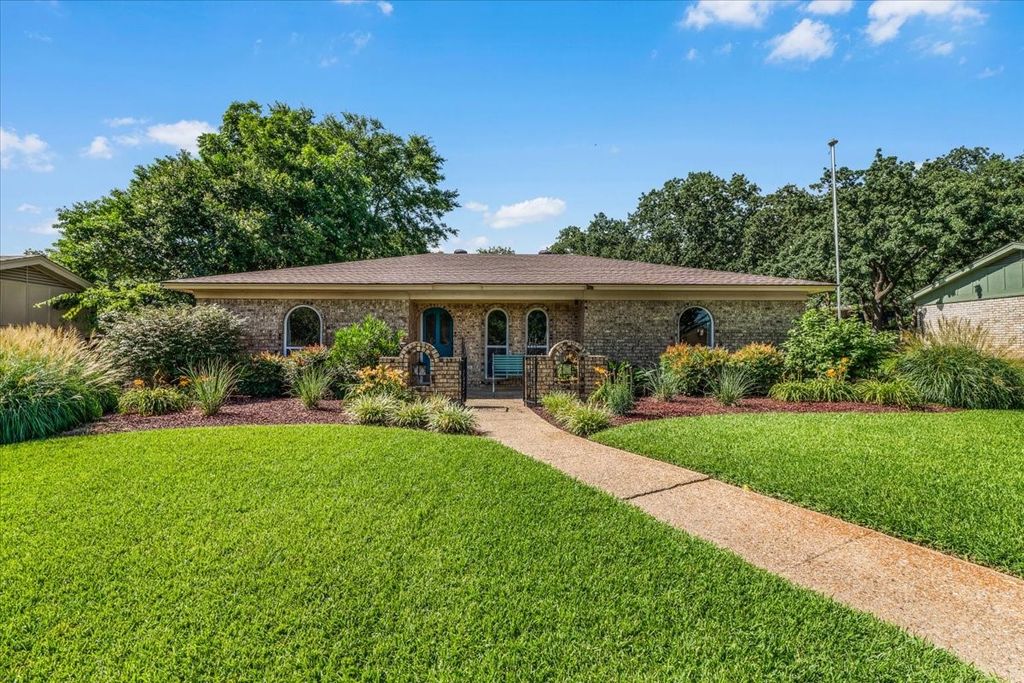 828 Spring Brook Drive, Bedford, TX 76021
