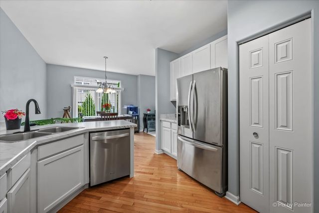 375 WOLCOTT Lane 375, Batavia, IL 60510