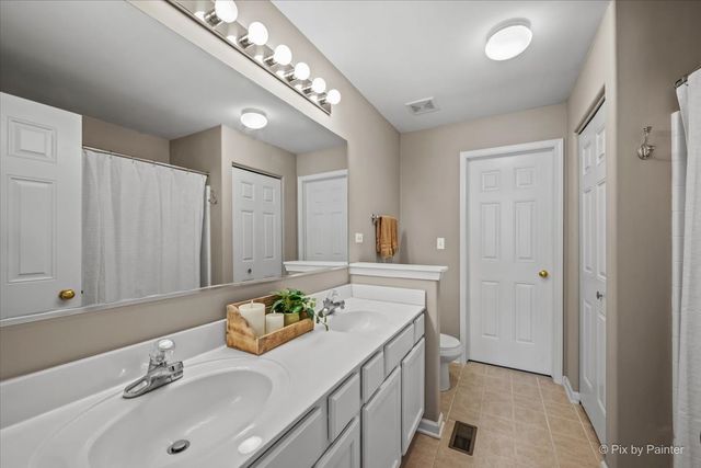 375 WOLCOTT Lane 375, Batavia, IL 60510