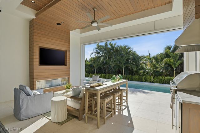 510 Neapolitan LN, Naples, FL 34103