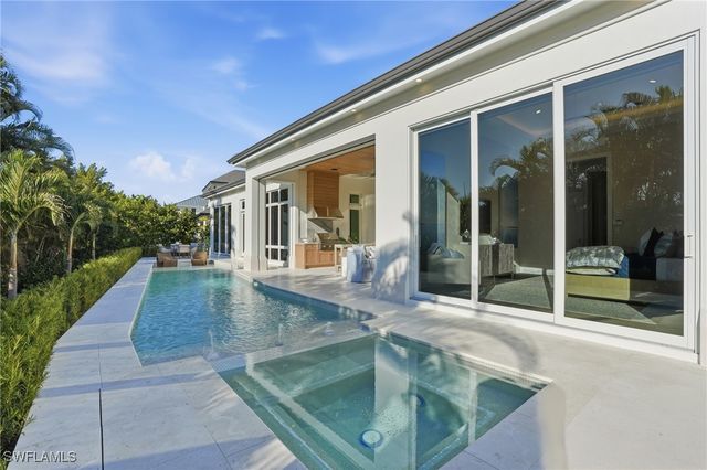 510 Neapolitan LN, Naples, FL 34103