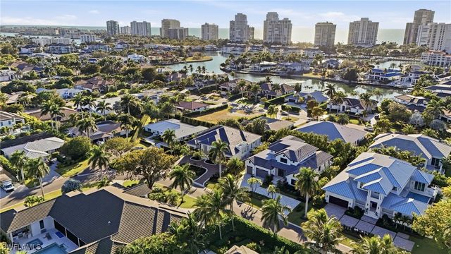 510 Neapolitan LN, Naples, FL 34103