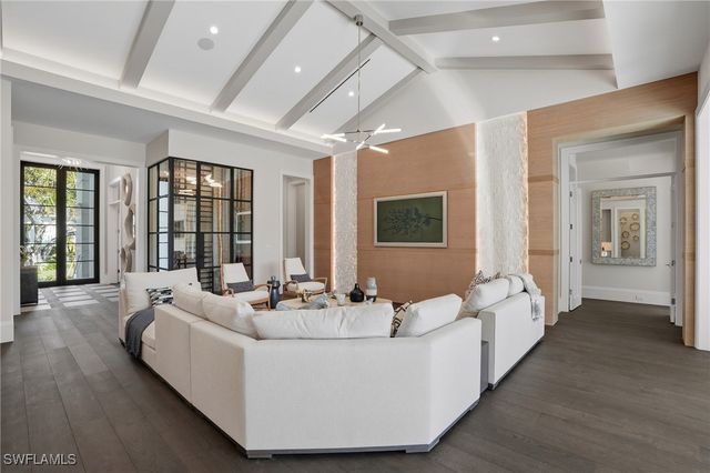 510 Neapolitan LN, Naples, FL 34103