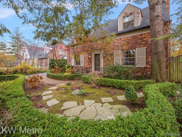 340 Kercheval Avenue, Grosse Pointe Farms, MI 48236