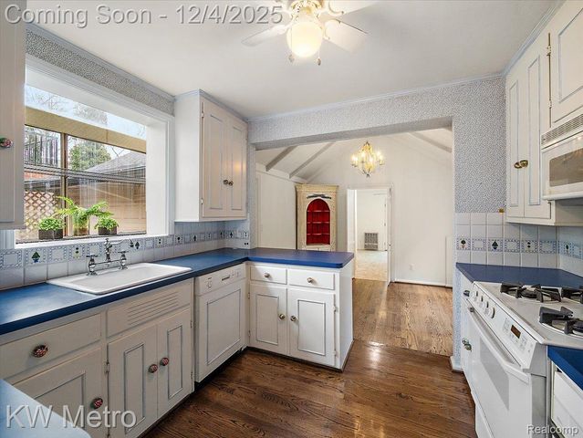 340 Kercheval Avenue, Grosse Pointe Farms, MI 48236