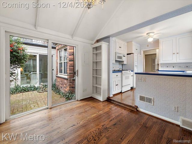 340 Kercheval Avenue, Grosse Pointe Farms, MI 48236