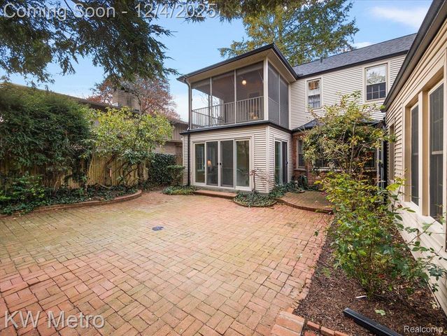 340 Kercheval Avenue, Grosse Pointe Farms, MI 48236