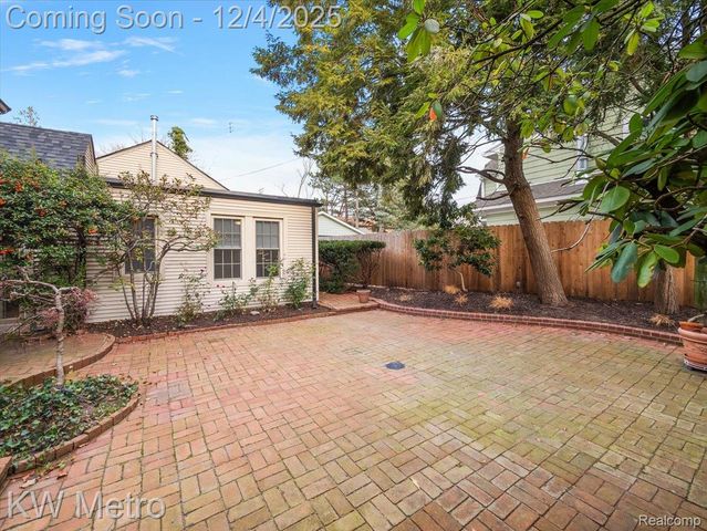 340 Kercheval Avenue, Grosse Pointe Farms, MI 48236