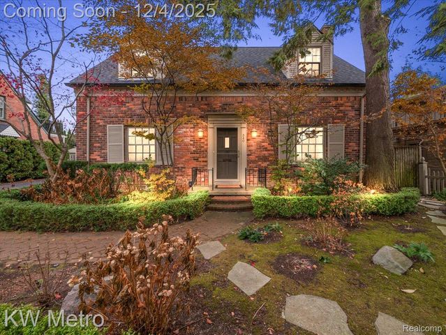 340 Kercheval Avenue, Grosse Pointe Farms, MI 48236