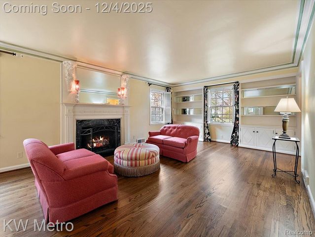 340 Kercheval Avenue, Grosse Pointe Farms, MI 48236