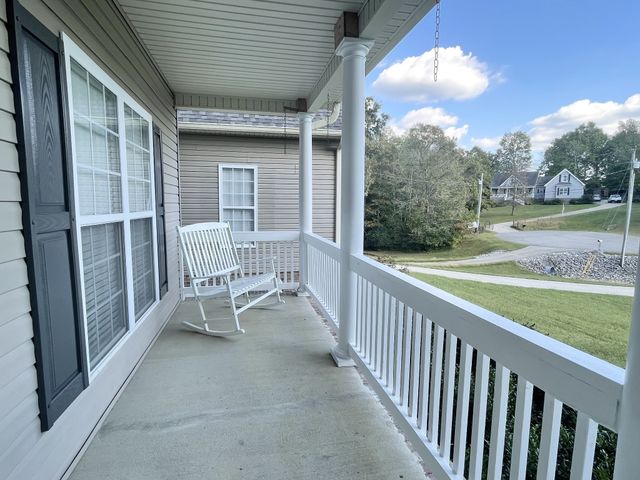 545 Red Fox Dr, Burns, TN 37029