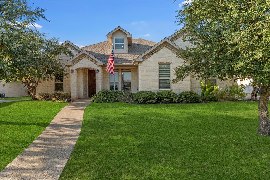 105 Hollygrove Drive, Hewitt, TX 76643