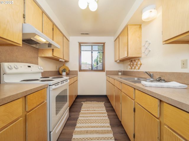 919 CHARLES St A, Newberg, OR 97132